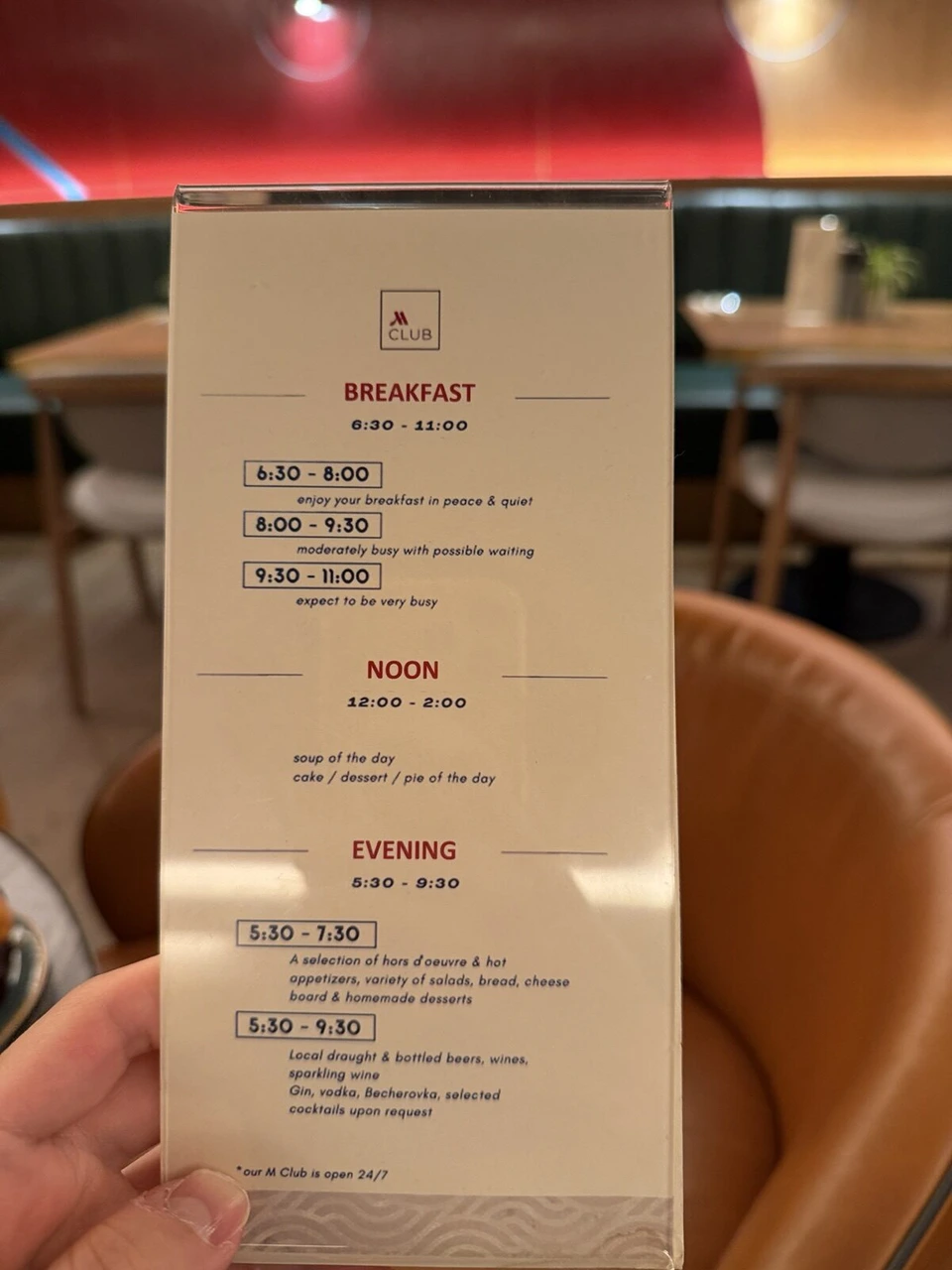 M Clubのテーブルに置かれた時間の案内のカード。朝食、昼、夜の時間帯