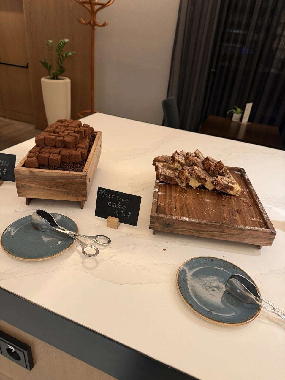 昼のM Club。木の箱に入ったブラウニーと、木の板にのったマーブルケーキ
