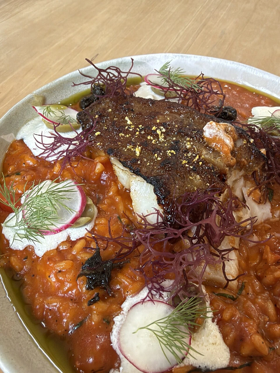 ザ・プレステージ・ホテル ペナンで食べたトマトのリゾット。焼いた魚と海藻、ラディッシュをのせた一皿