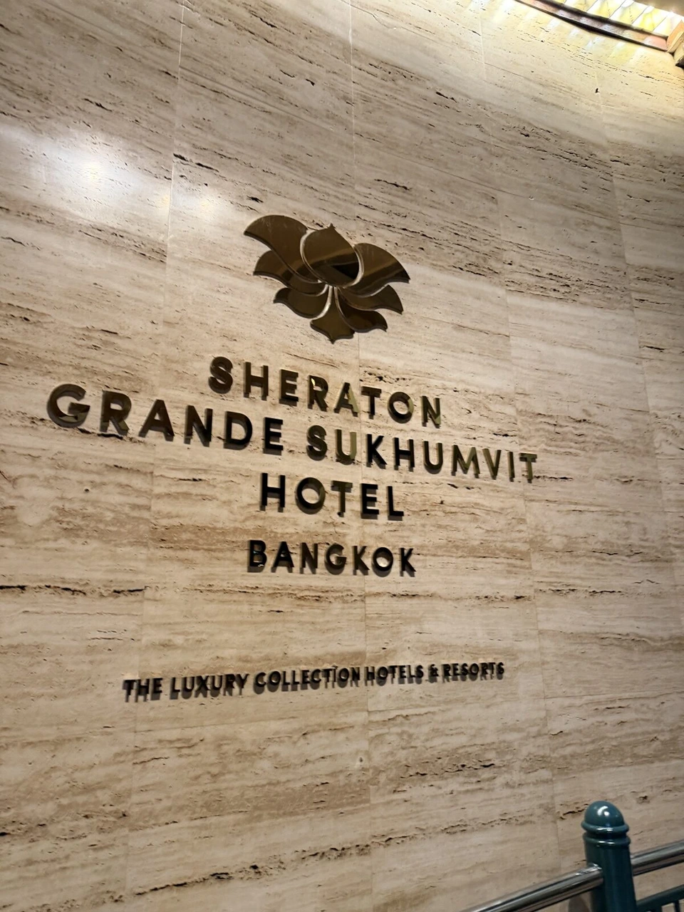 シェラトン・グランデ・スクンビット・ホテル バンコクの石の壁のロゴとTHE LUXURY COLLECTIONの文字