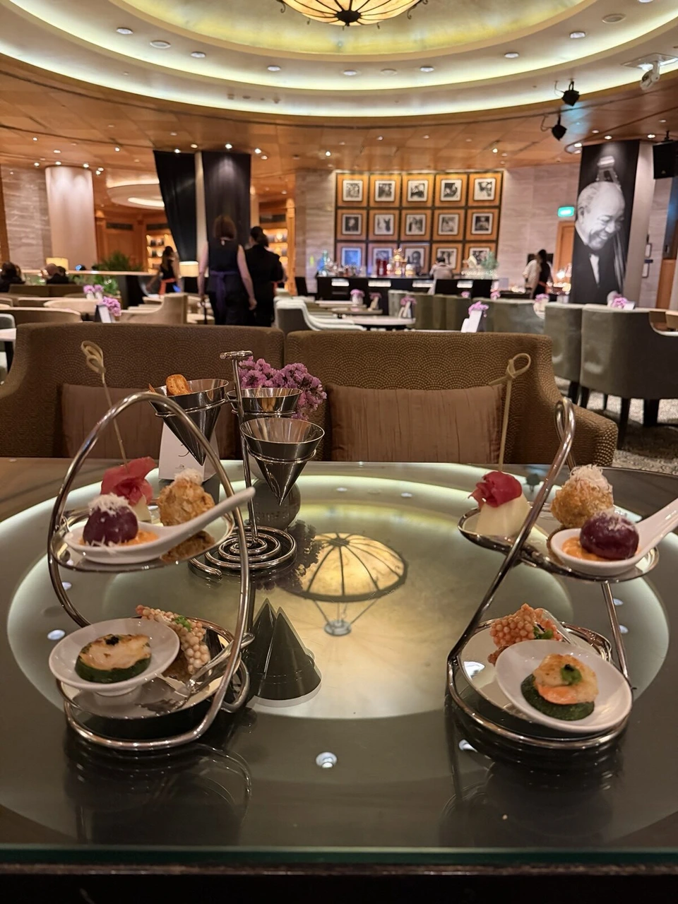 シェラトン・グランデ・スクンビットの館内のラウンジで出た、2つのスタンドにのった軽食