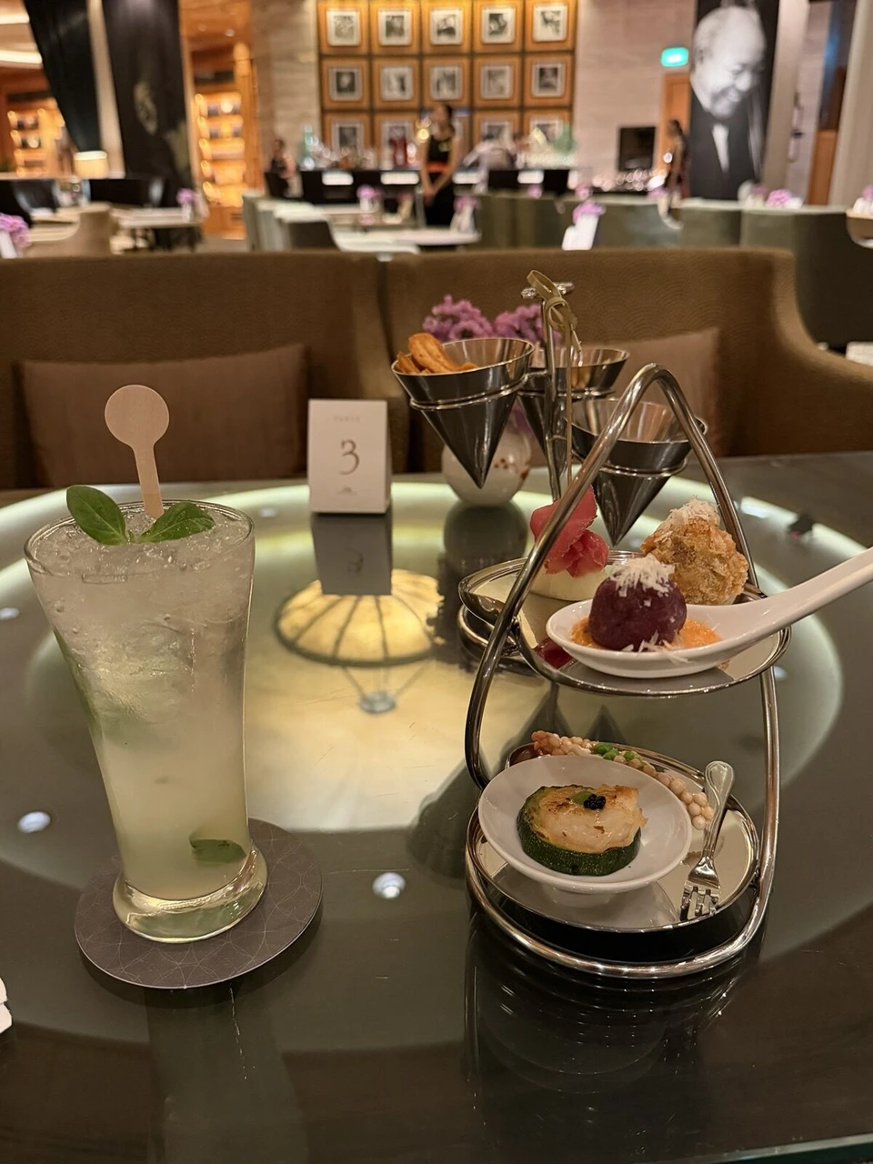 ミントの入ったノンアルコールカクテルと軽食のスタンド