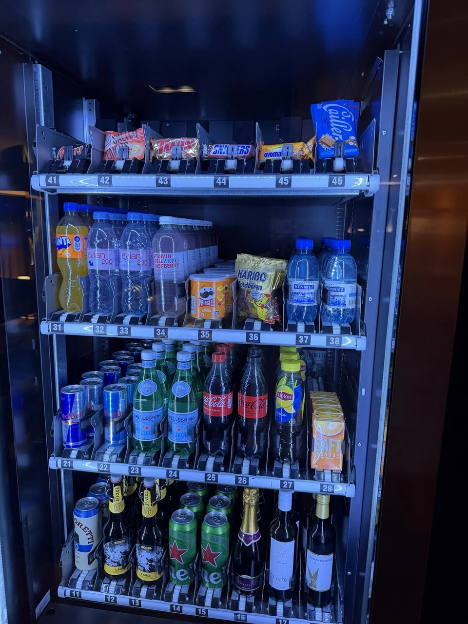 ラウンジの自動販売機。水、炭酸飲料、ビール、ワイン、お菓子