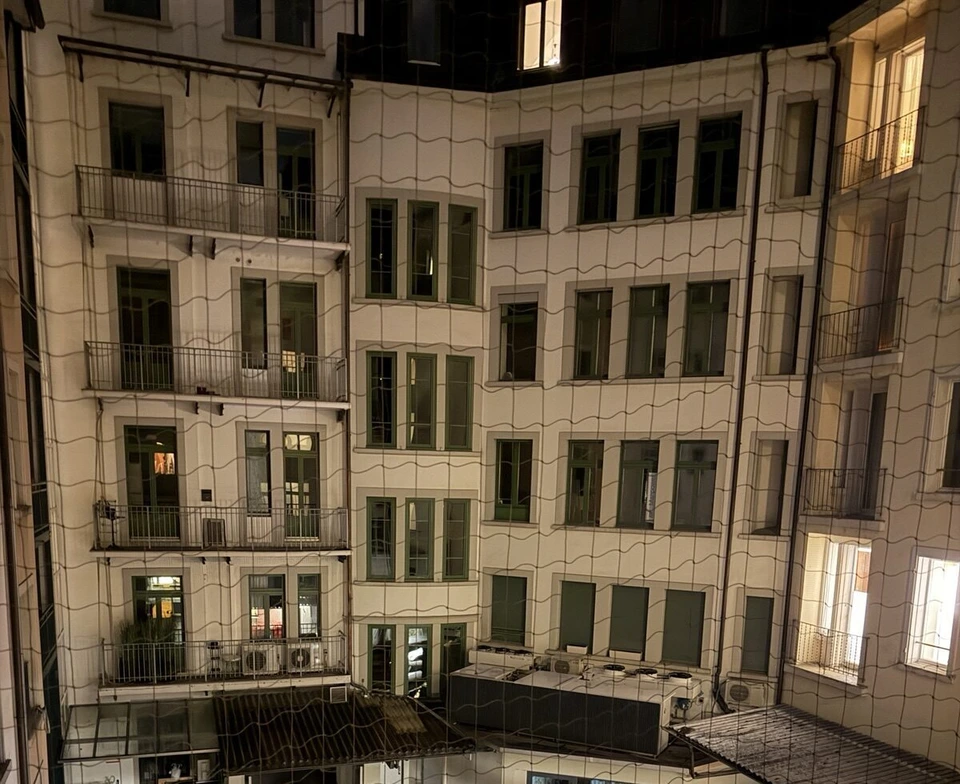 ルネッサンス・ルツェルン・ホテルの客室の窓から見た、夜明け前の中庭側の建物
