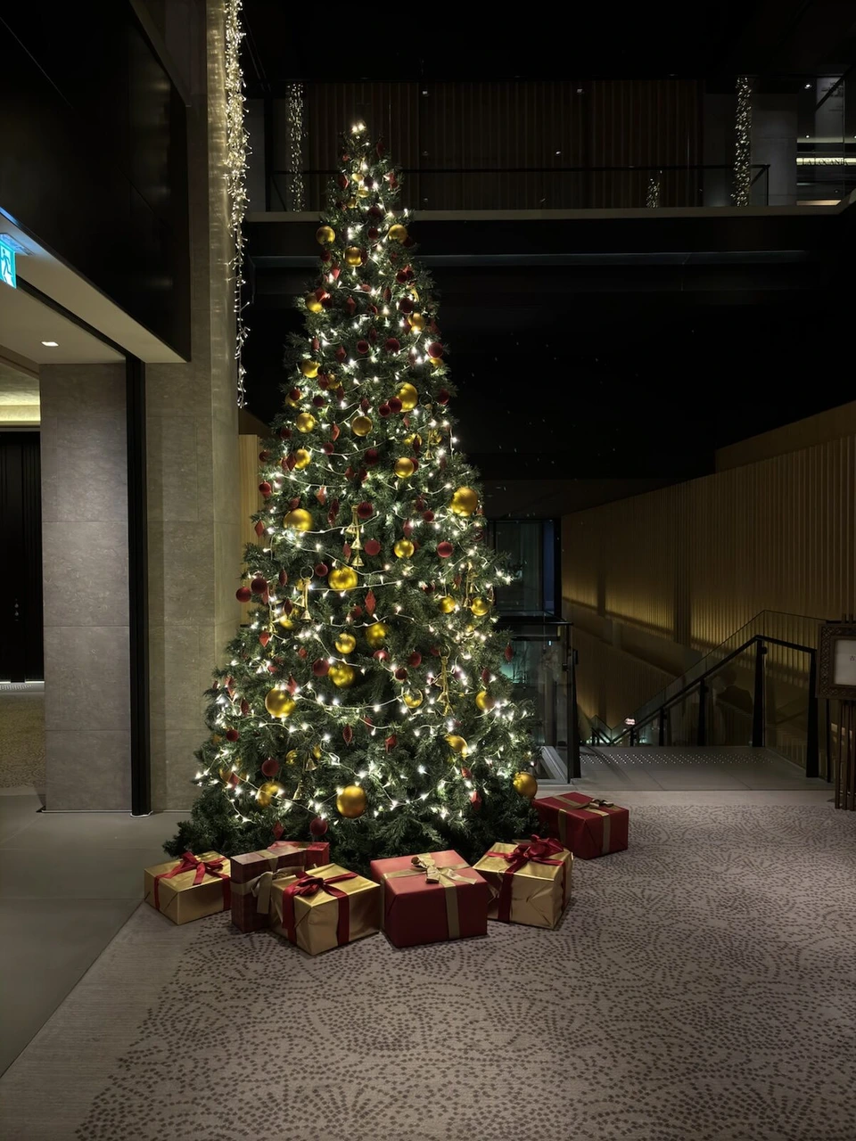 ロビーの大きなクリスマスツリーとプレゼントの箱
