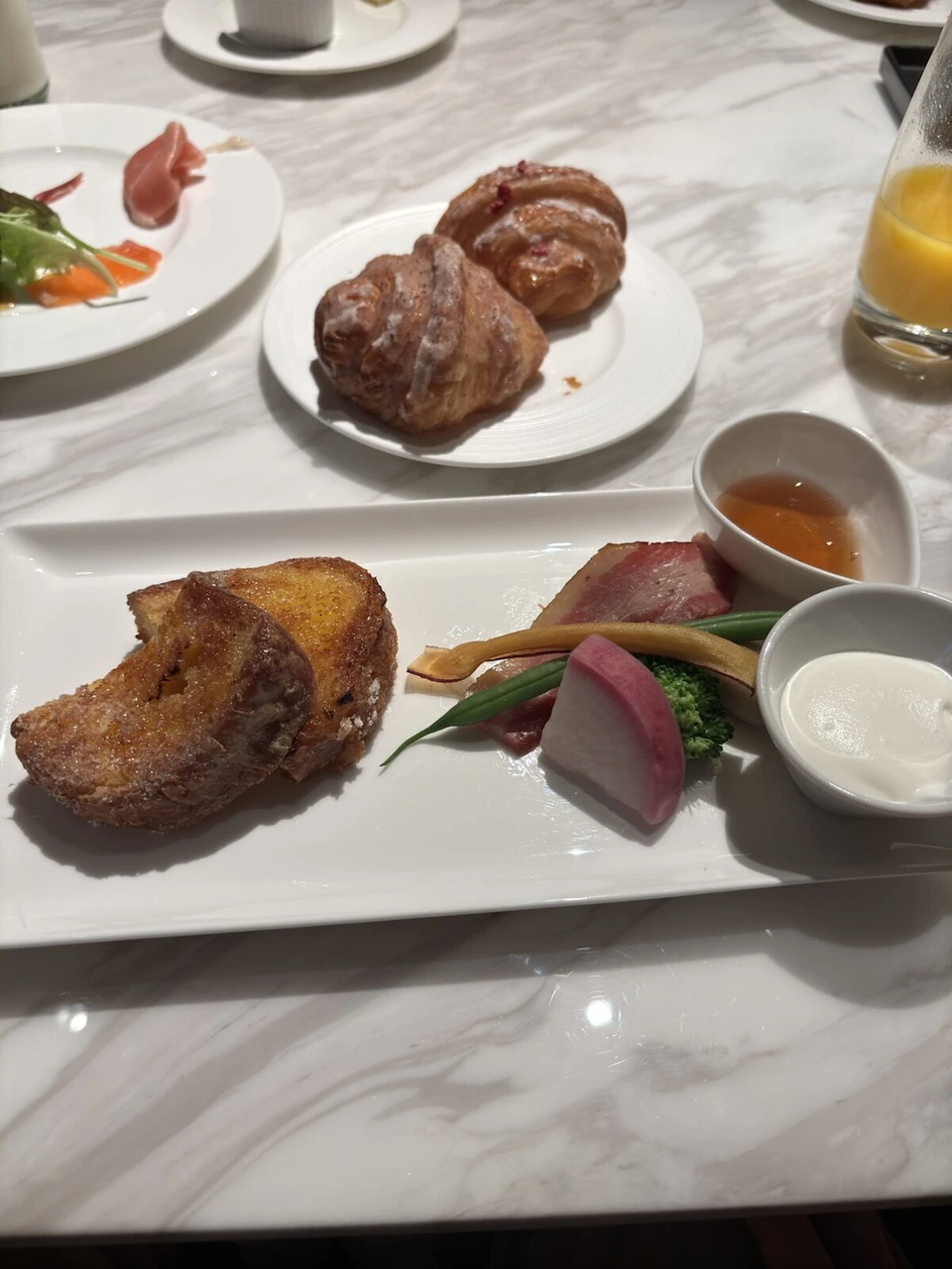 ザ・リッツ・カールトン京都のラ・ロカンダの朝食。フレンチトーストと野菜、ハムの皿、クロワッサン2つ