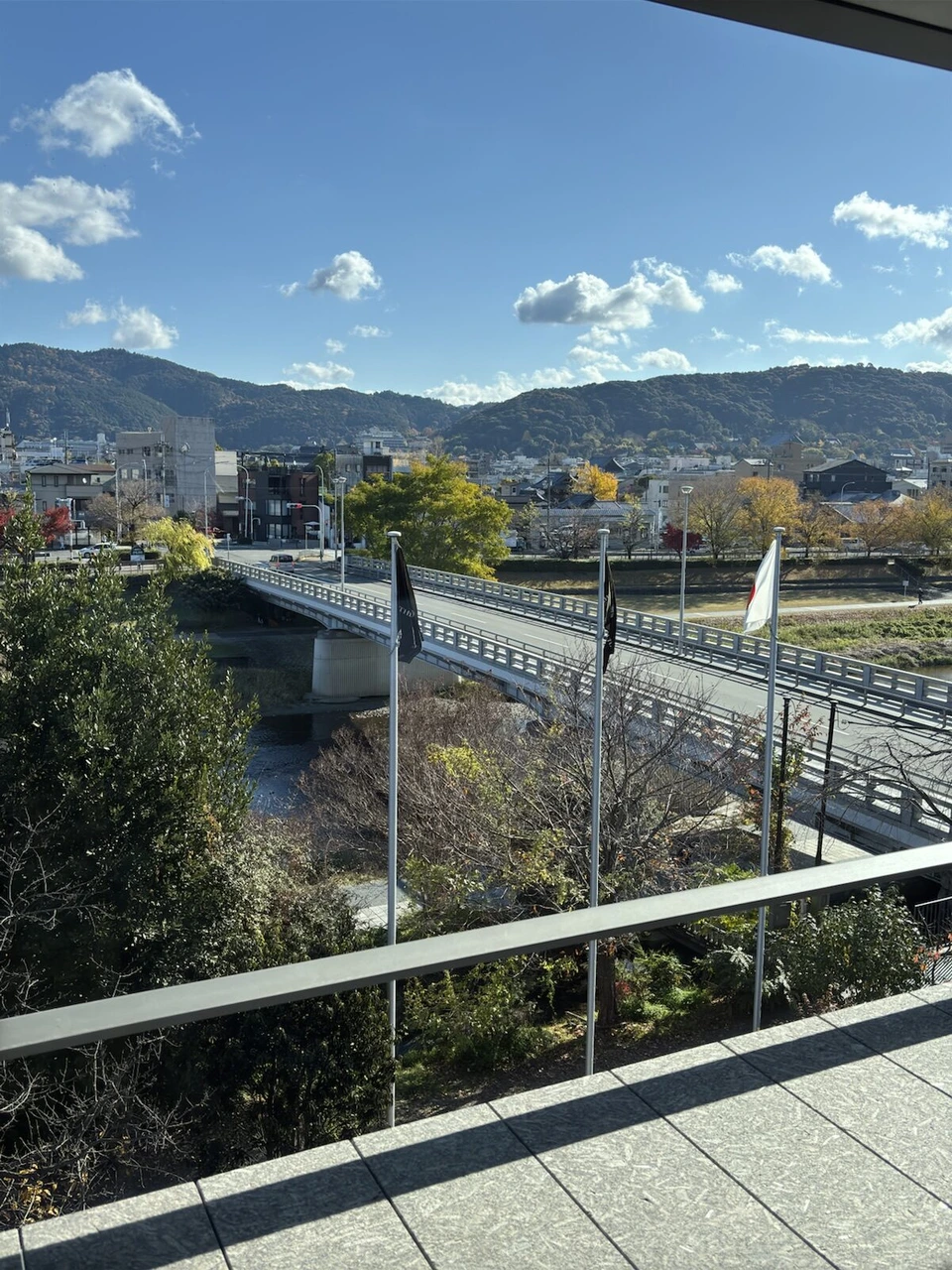 手すり越しに見た二条大橋。橋の手前に旗が並ぶ