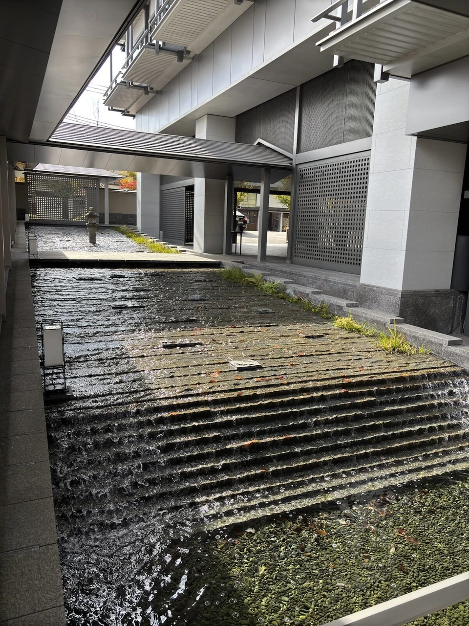 ホテル入口の階段状に水が流れる水盤