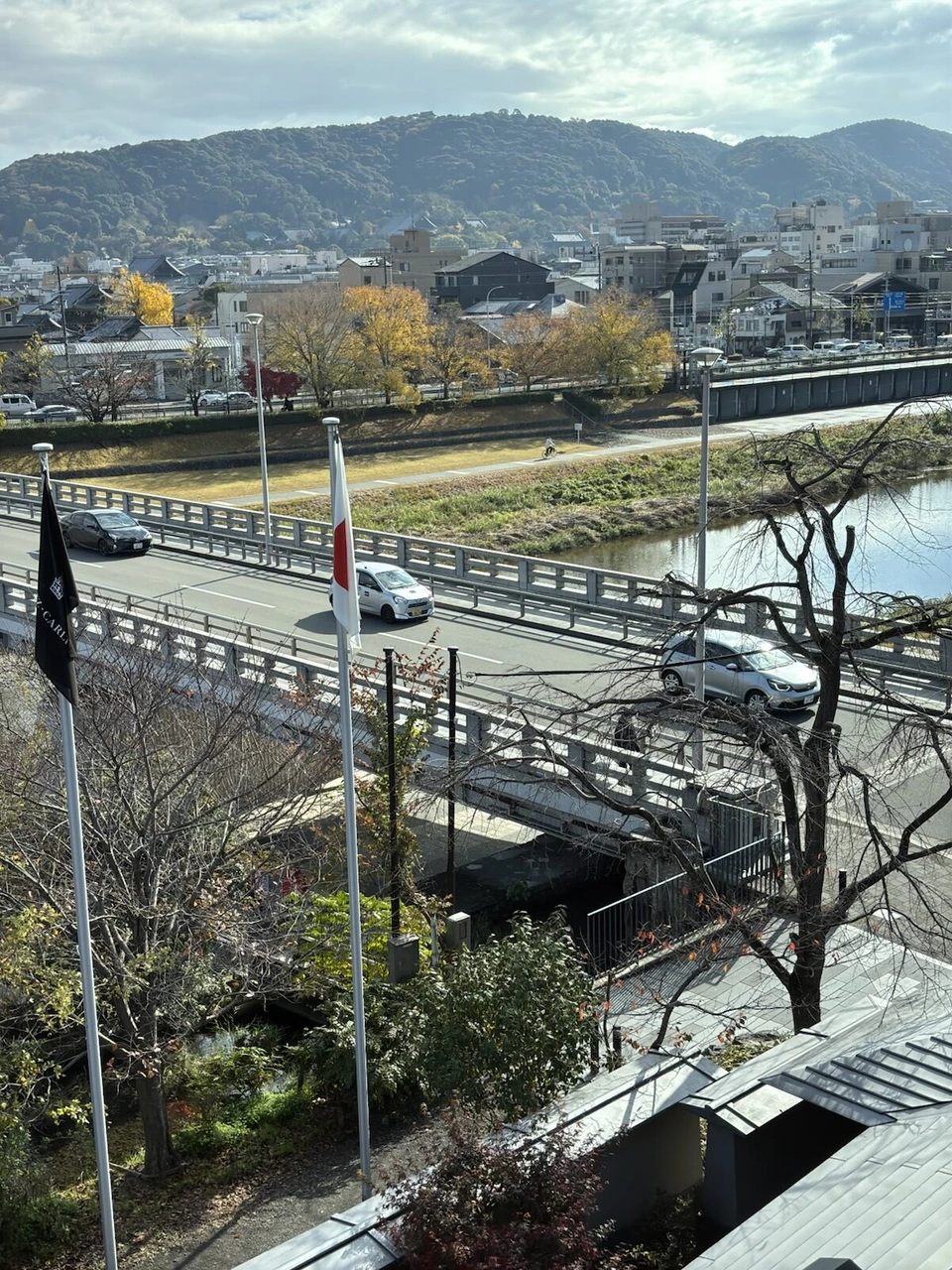 ザ・リッツ・カールトン京都の朝の客室から見下ろした二条大橋と鴨川、奥に東山