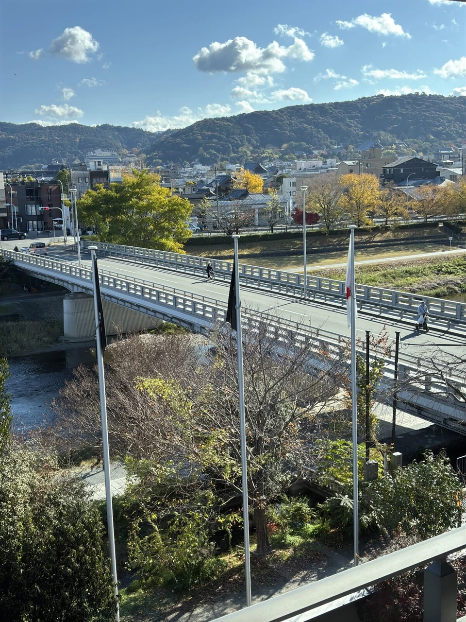 ホテルから見下ろした二条大橋と鴨川、奥に東山の山並みと青空