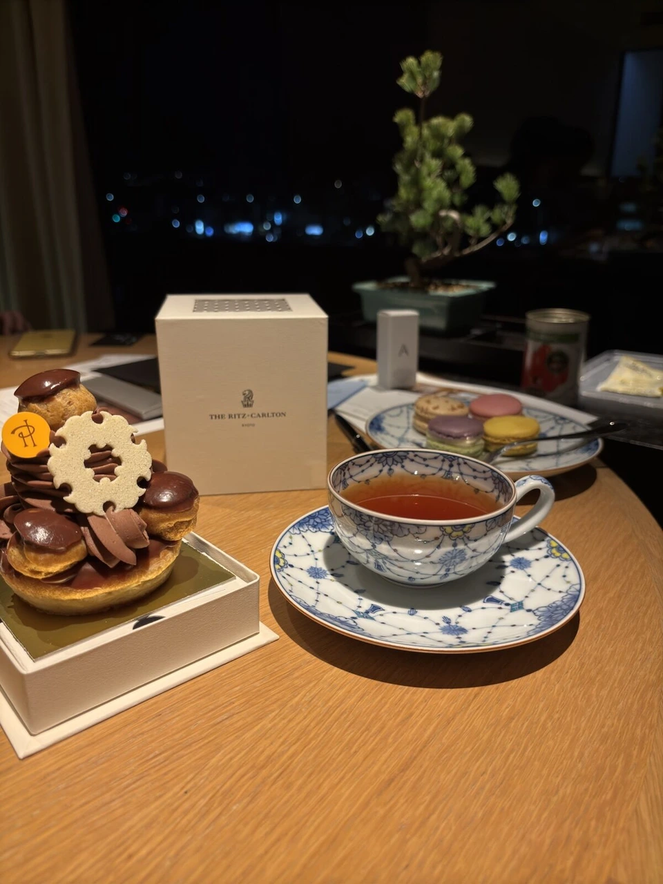 チョコレートのシュー菓子のケーキと紅茶、リッツ・カールトンの白い箱
