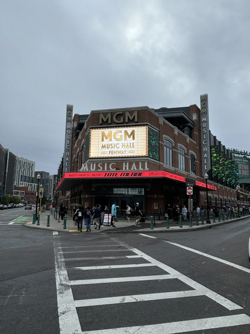 ボストンのフェンウェイにあるMGMミュージックホールの外観。MGMの看板が光る赤レンガの建物と交差点