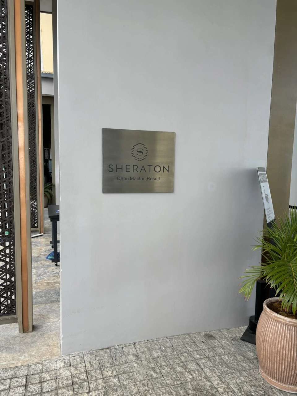白い壁にあるSheraton Cebu Mactan Resortのプレート