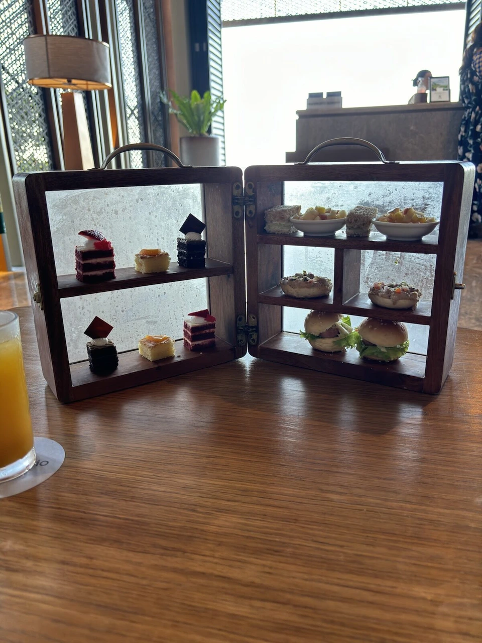窓際のテーブルに並べた2つの木の箱の軽食