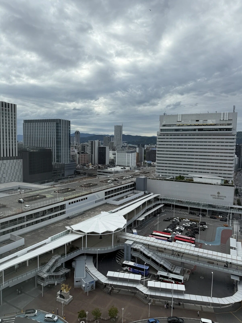 シェラトングランドホテル広島の高層階から見下ろした広島駅北口の駅前広場とペデストリアンデッキ、右にホテルグランヴィア広島