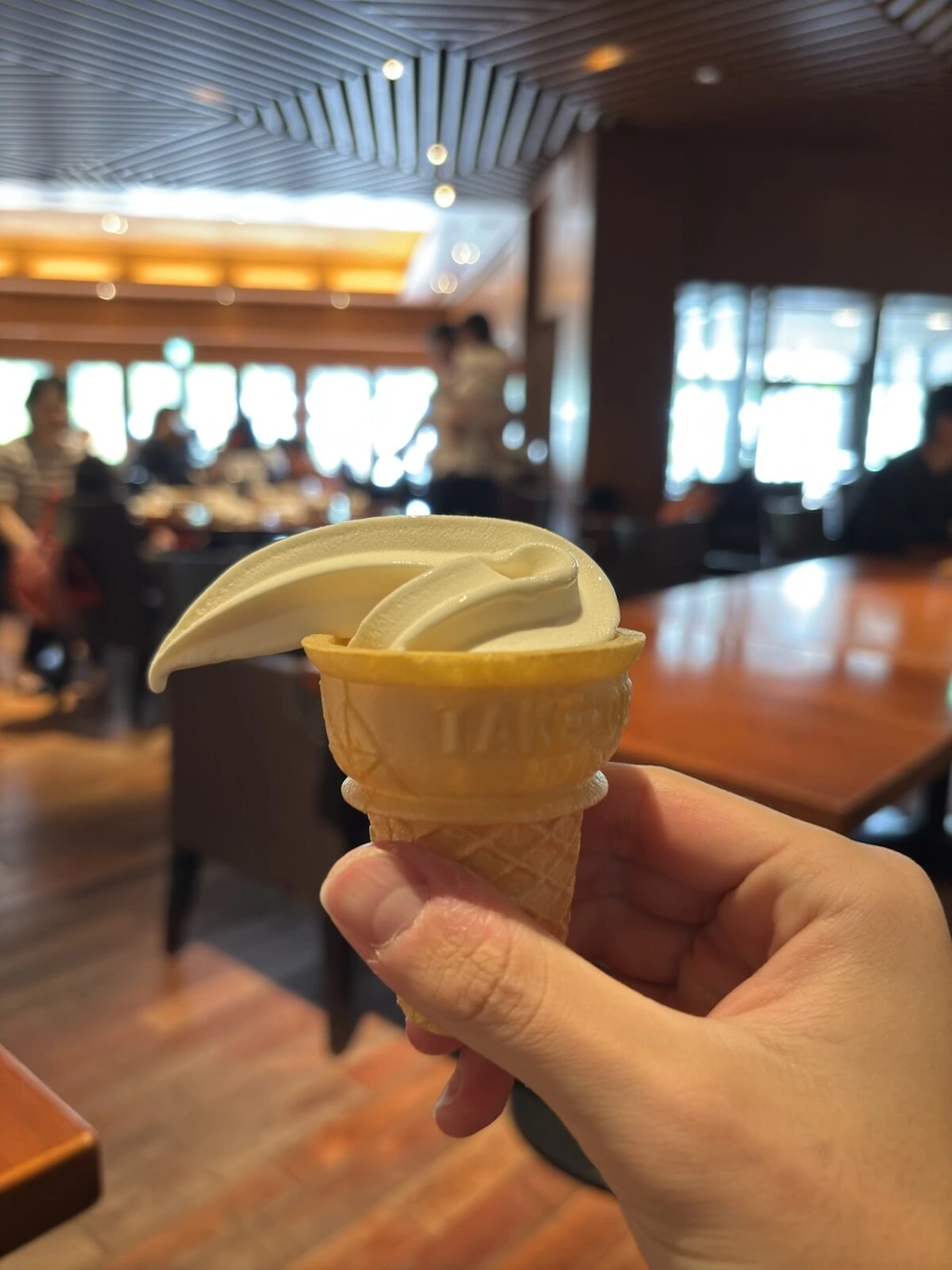 朝食会場で手に持ったソフトクリーム