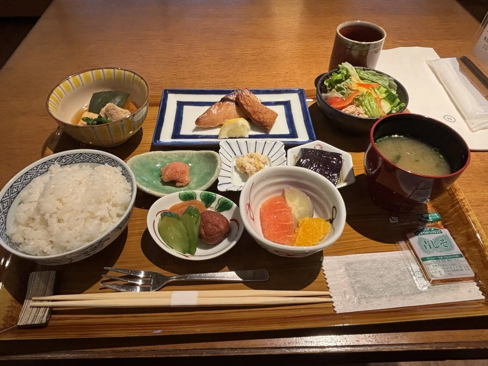 シェラトン・グランデ・オーシャンリゾートの和朝食の膳。ご飯、焼き魚、刺身、小鉢、サラダ、味噌汁