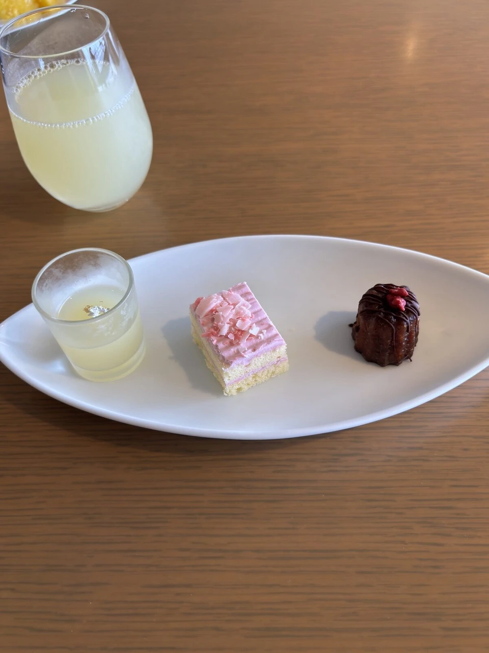お皿にのったピンクのケーキと焼き菓子、グラスのドリンク