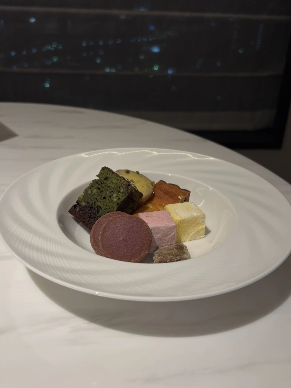 カバーの中のチョコレートや焼き菓子の盛り合わせ