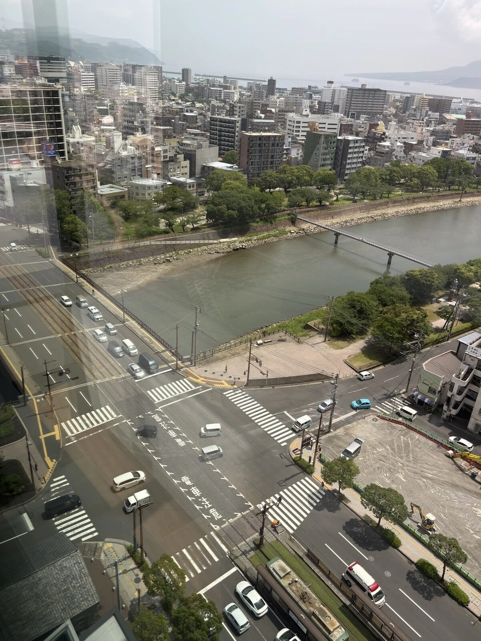 14階の窓から見下ろした交差点と甲突川