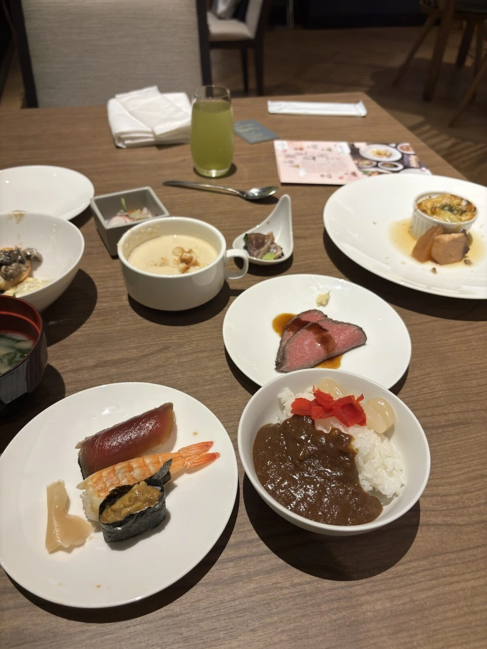 シェラトン鹿児島のビュッフェの料理を盛ったお皿。寿司、ローストビーフ、カレー、茶碗蒸し