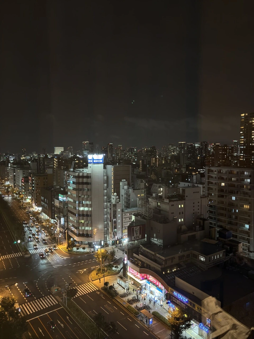 シェラトン都ホテル大阪の客室から見た上本町の夜景と交差点