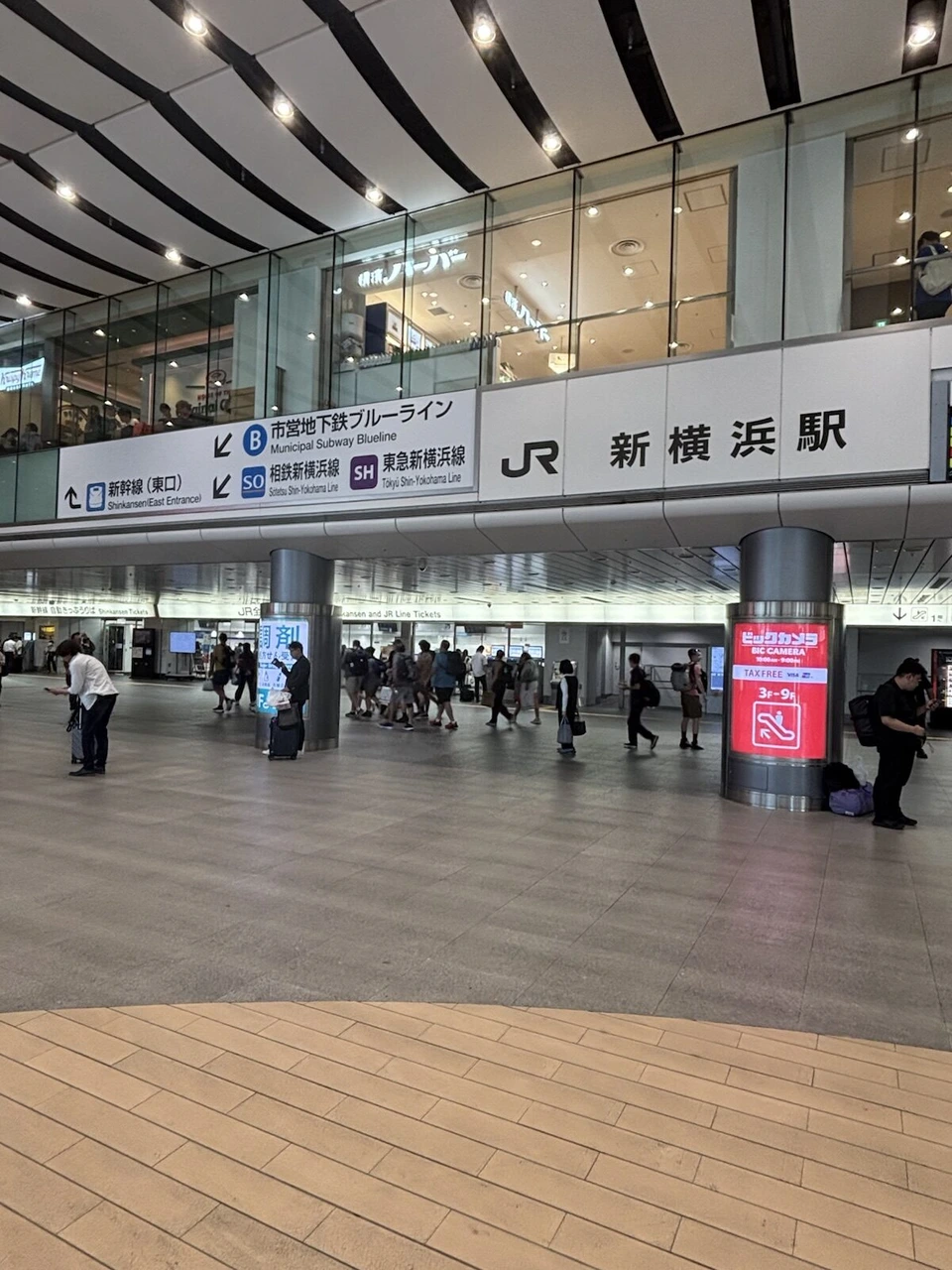 JR新横浜駅の改札前のコンコース