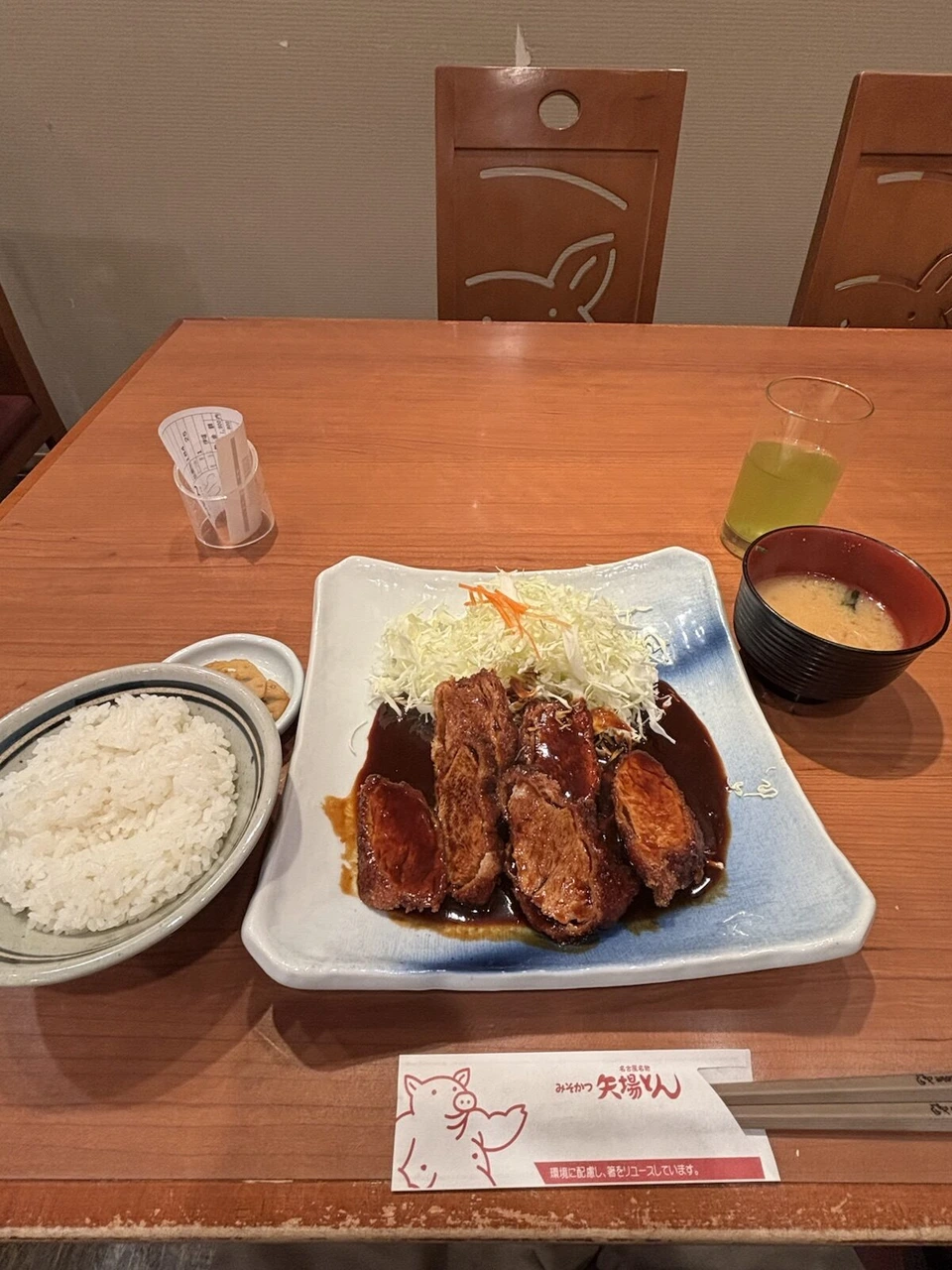 矢場とんのみそかつ定食。ご飯、キャベツ、味噌汁