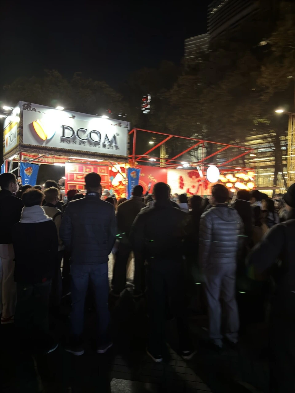 夜の久屋大通公園のイベントステージの前に集まる人たち