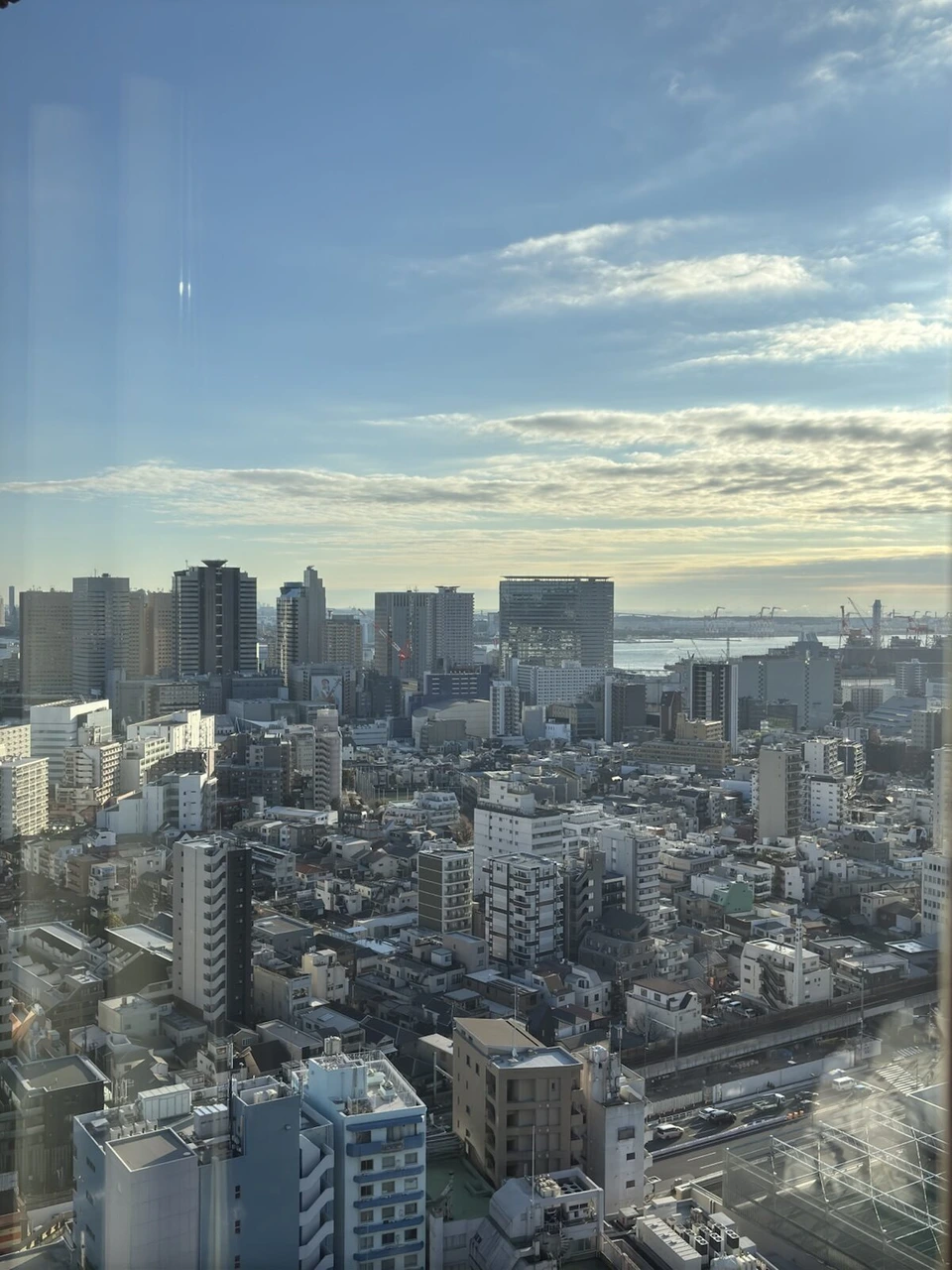 東京マリオットホテル23階の朝の客室の窓から見た品川方面の街並みと東京湾