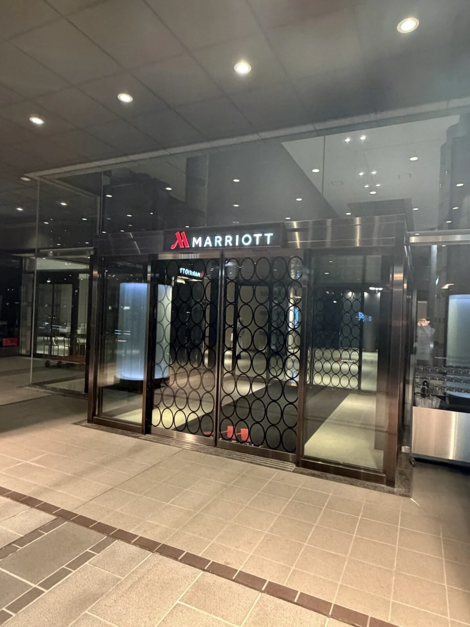 MARRIOTTのロゴが付いたガラスの入口