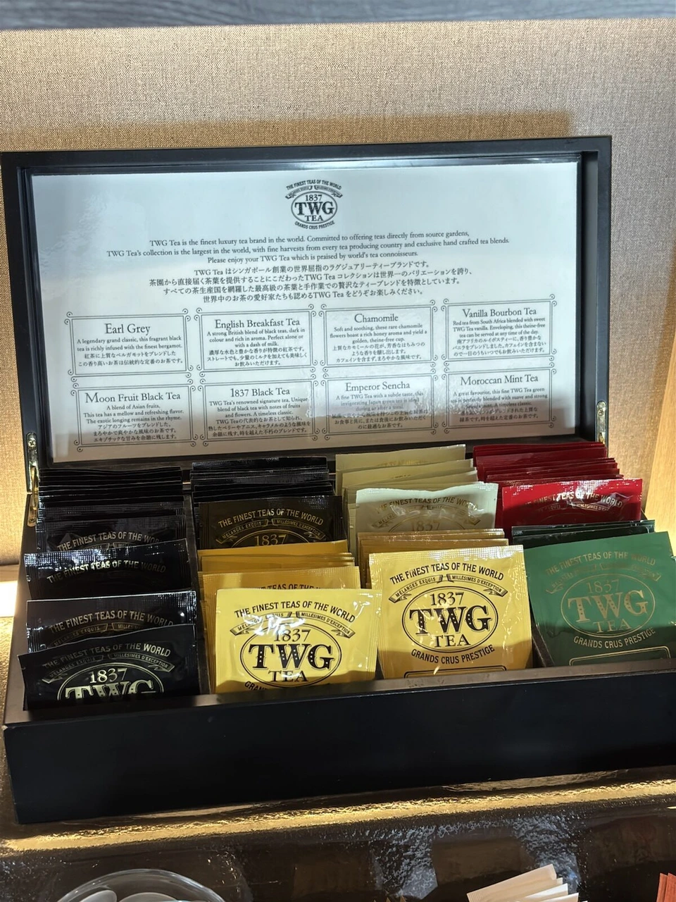 木箱に並んだTWGの紅茶のティーバッグ