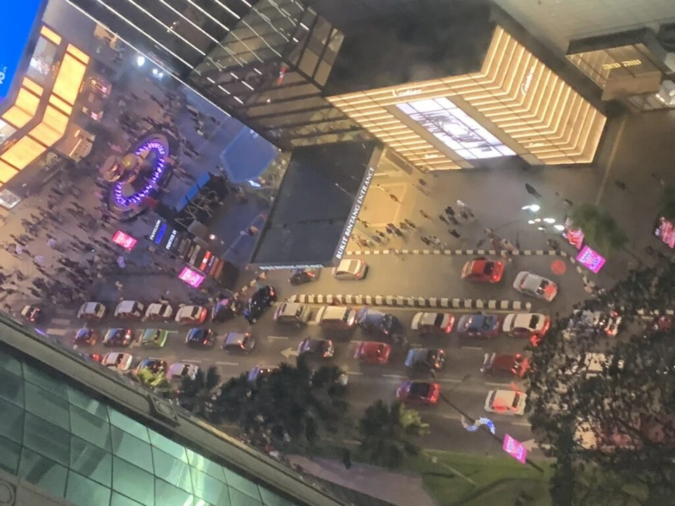 ザ・ウェスティン・クアラルンプールの客室の窓から真下に見下ろした夜のブキッビンタンの交差点と車の列