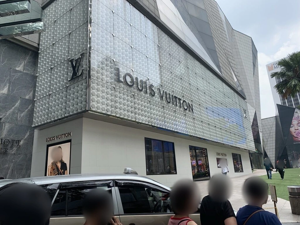 ホテル近くのルイ・ヴィトンの大きな店舗の外観