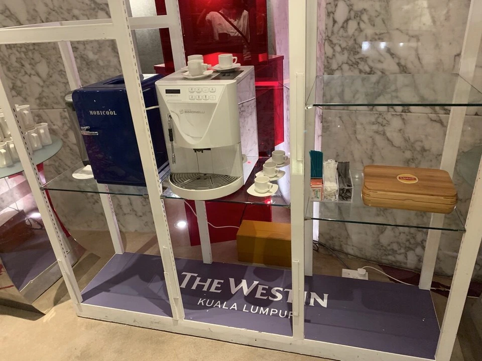 THE WESTIN KUALA LUMPURのロゴ入りの台に置かれたコーヒーマシンの展示
