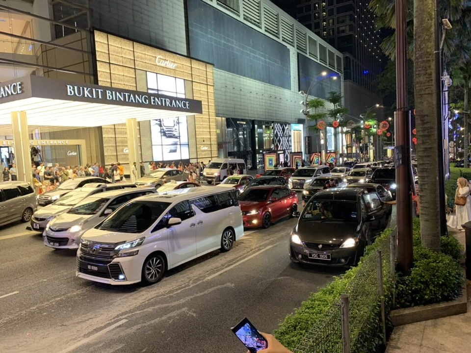 BUKIT BINTANG ENTRANCEと書かれたビルの入口と、前の道路の渋滞