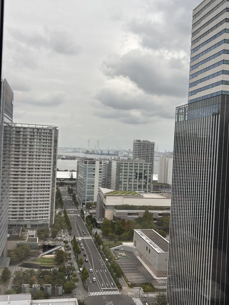 翌日、同じ窓から見た大通りと港の曇り空