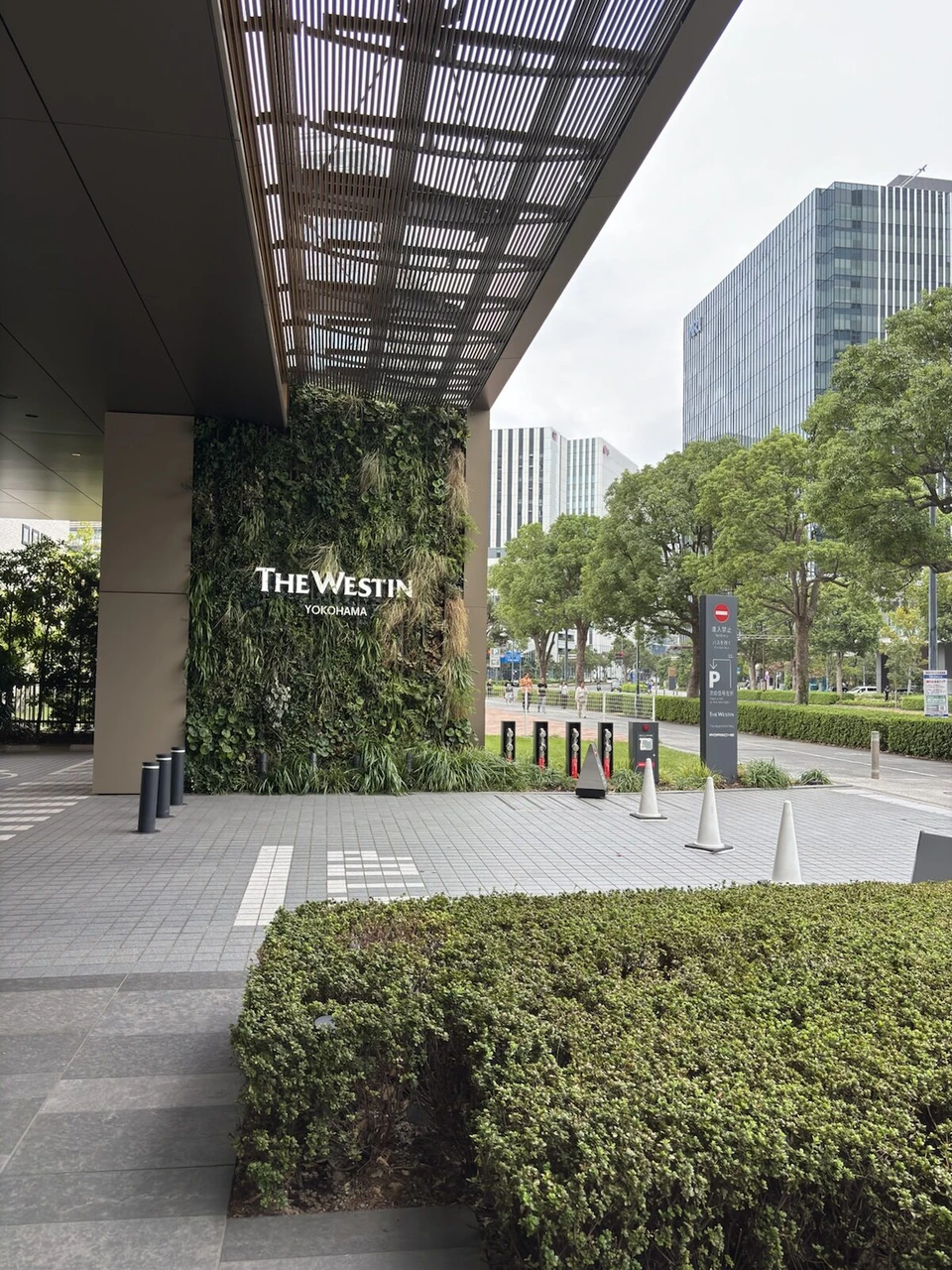 ホテル車寄せの壁面緑化に掲げられたTHE WESTIN YOKOHAMAのサイン