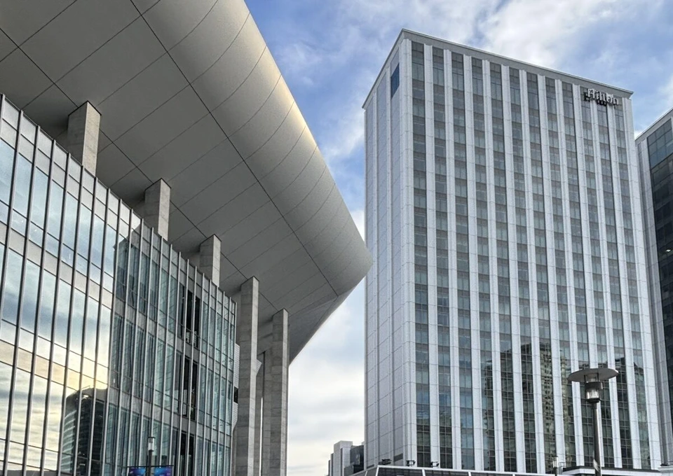 Kアリーナ横浜の大きな屋根と、隣のヒルトン横浜のビル
