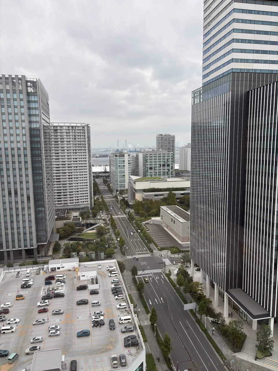 到着日の昼、ウェスティンホテル横浜20階の客室から見たみなとみらいの大通りと奥の横浜港