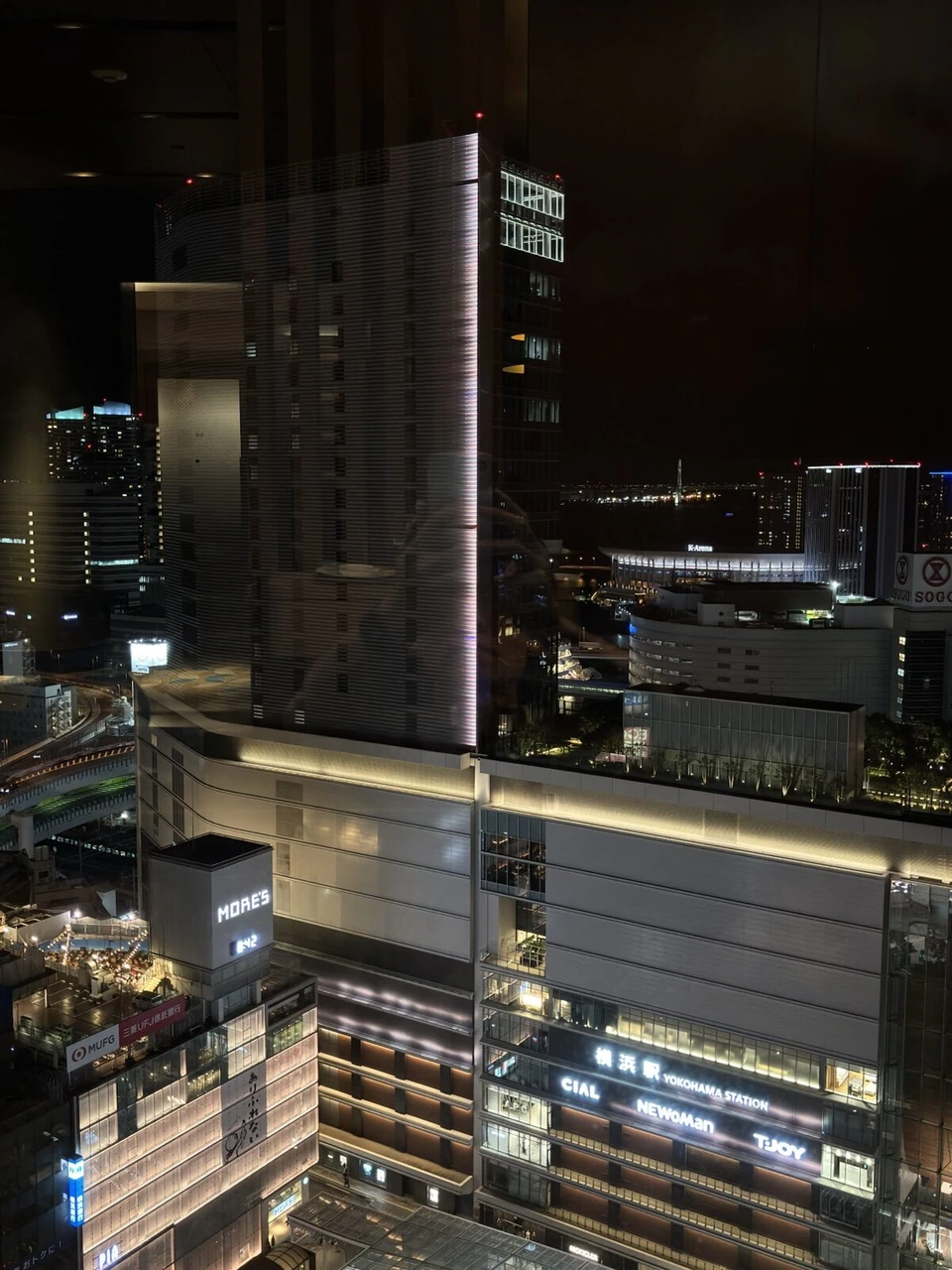 横浜ベイシェラトンの客室から見た横浜駅西口の夜景と高層ビル
