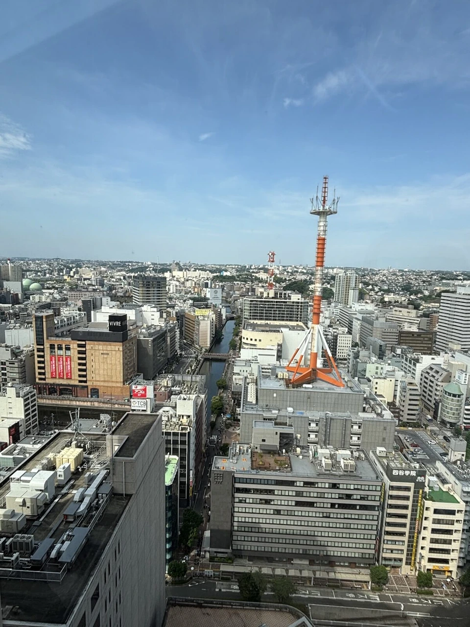 横浜ベイシェラトンの客室の窓から見た朝の横浜駅西口方面の街並みと赤白の鉄塔