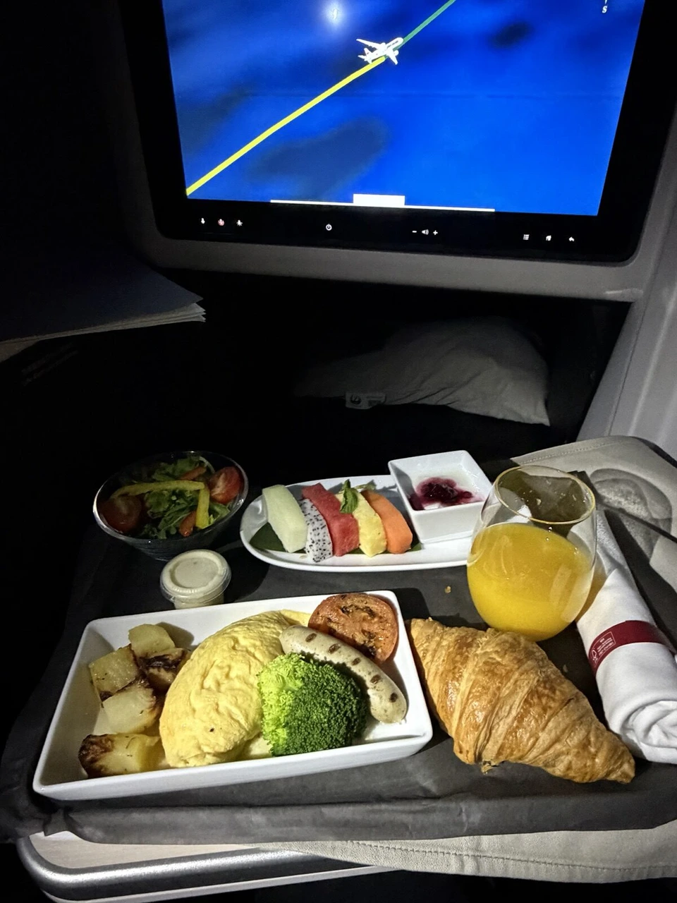 JAL JL36ビジネスクラスの朝食。オムレツ、ソーセージ、クロワッサン、フルーツ、サラダ