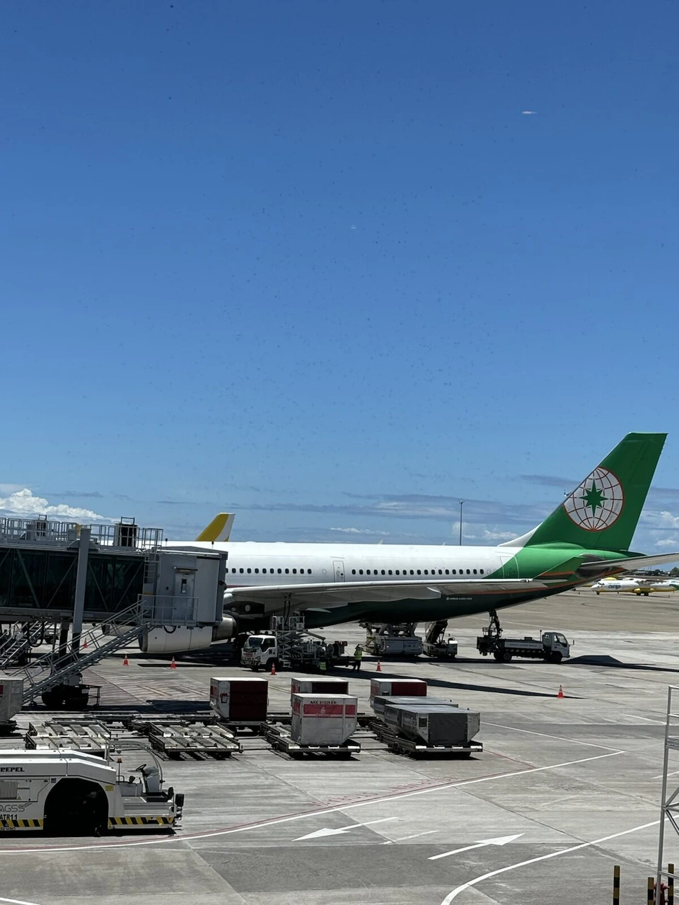 セブ空港の搭乗橋につながるエバー航空のA330