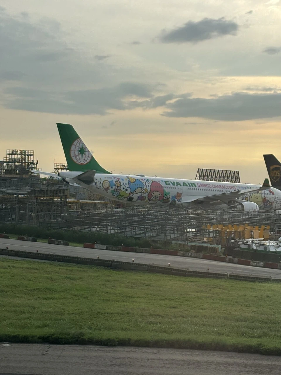 桃園空港で見たサンリオのキャラクターが描かれたエバー航空機