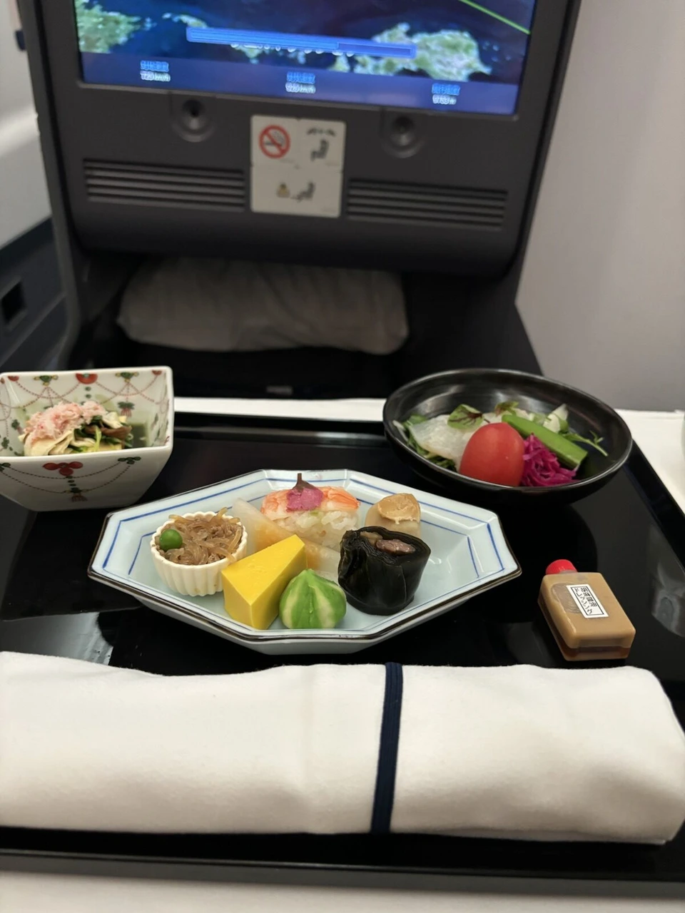 NH801ビジネスクラスの和食の前菜。八角形の器に小さな料理が並ぶ