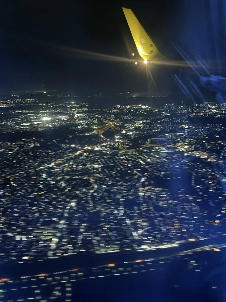 ANA2530(ソラシドエア運航)の機窓から見たウイングレットと夜景