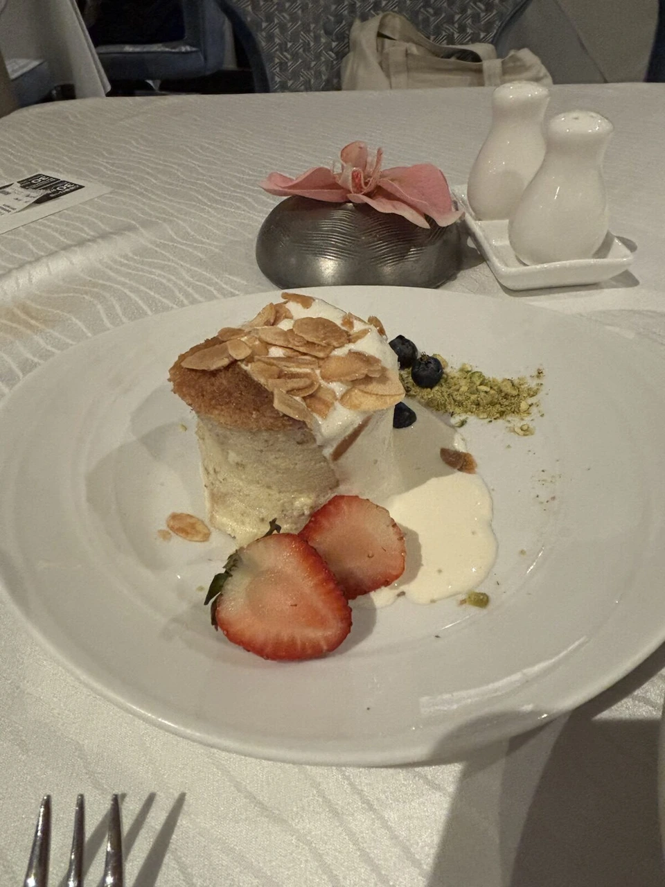 アーモンドがのったケーキといちご、ブルーベリー