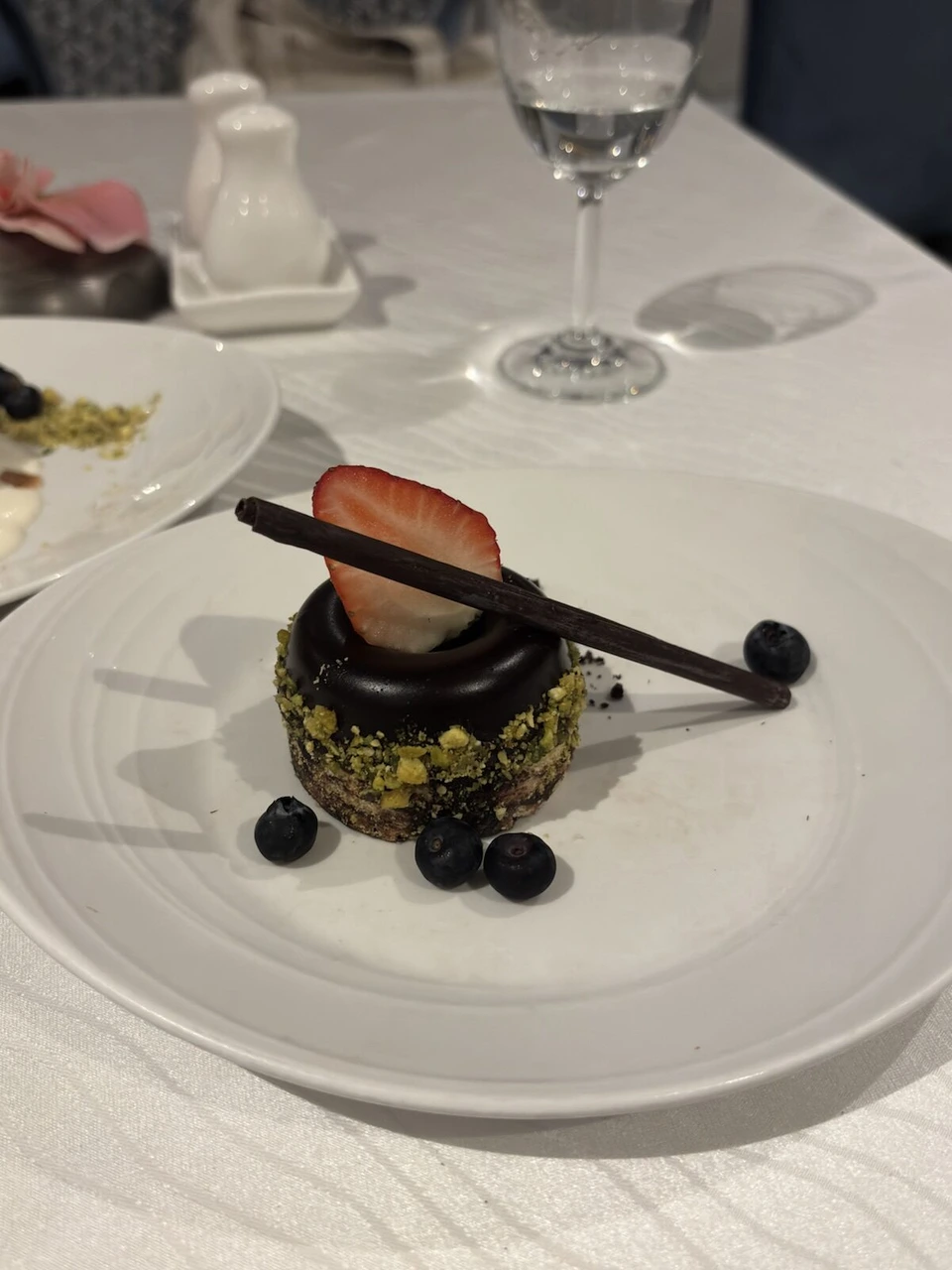 チョコレートのドーム型ケーキにいちごとブルーベリー