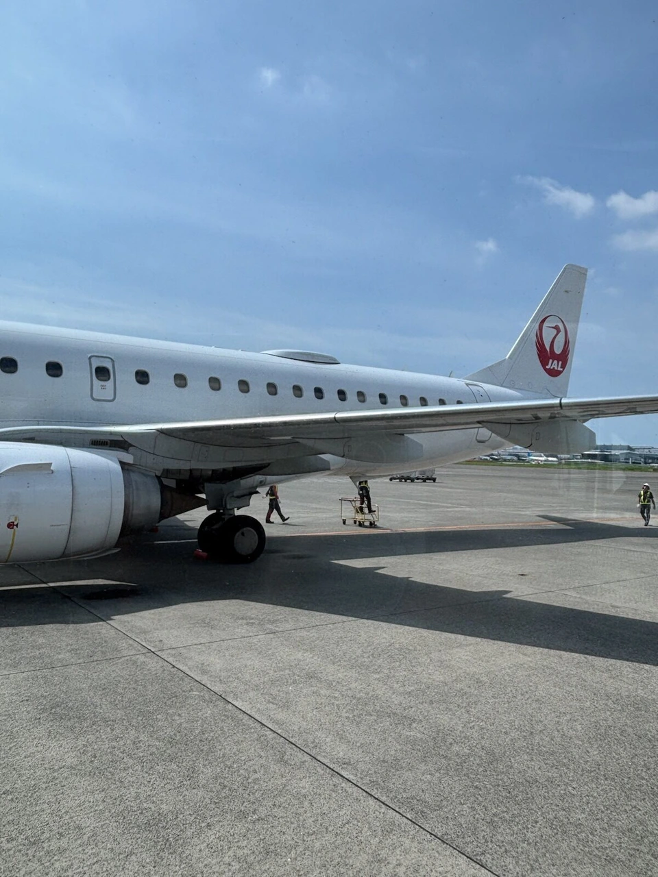 羽田空港の駐機場に止まるJ-AIRのエンブラエル190